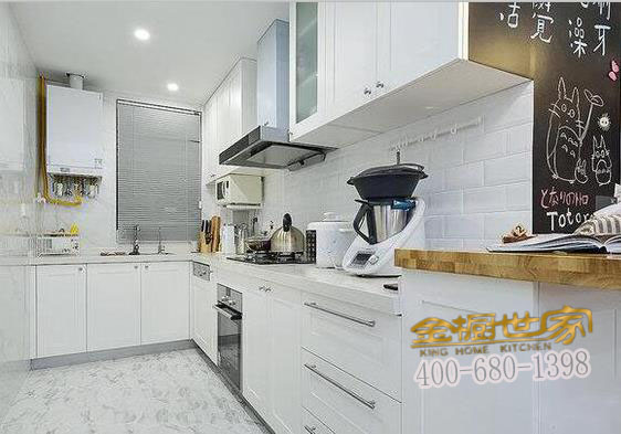 朋友家95平米現(xiàn)代簡約風格裝修，我卻對她家的不銹鋼櫥柜情有獨鐘！